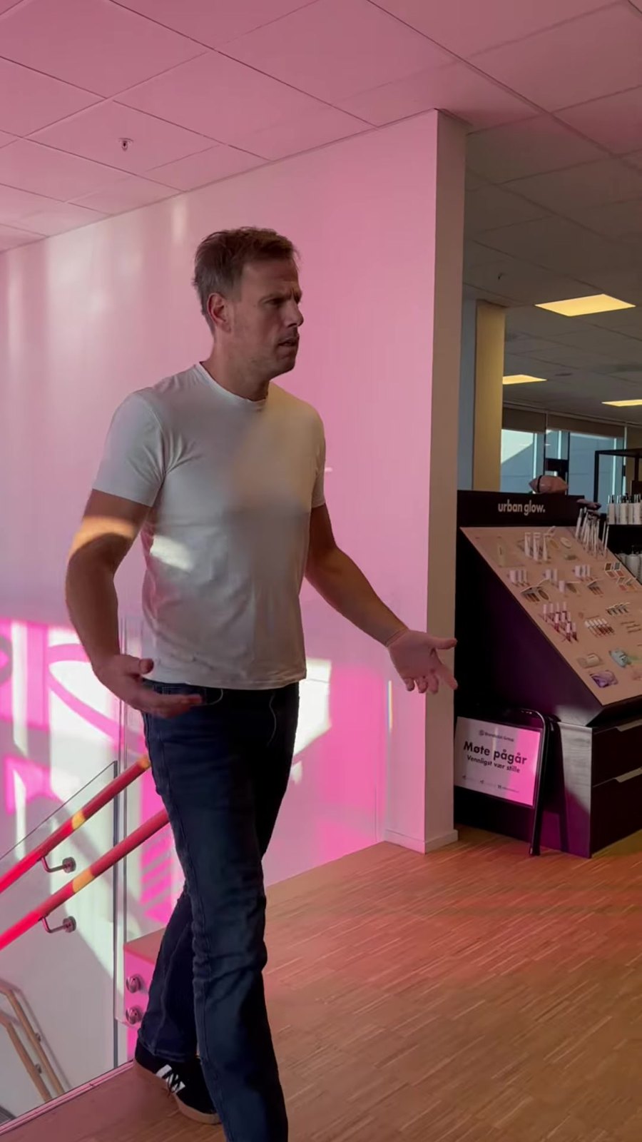 Einar Øgrey Brandsdal i full fart gjennom den rosa korridoren på kontoret