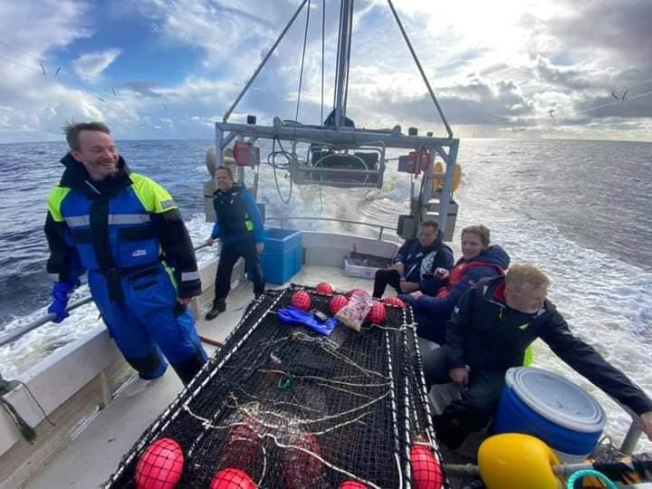 Ute på havet, garnet oppe
