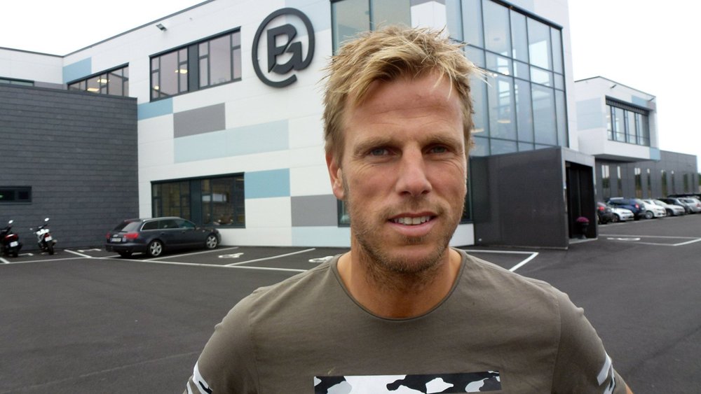 Einar foran hovedkontoret i dag.