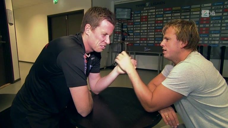 Første runde. Jesper Mathisen i Start-drakt, jeg i hvit T-skjorte.