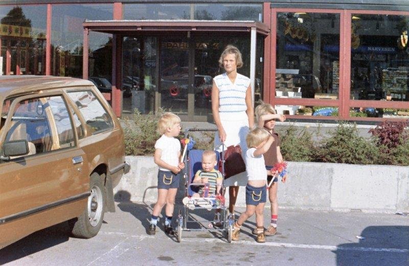 17. mai på Vågsbygd Senter, 1980.