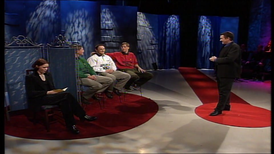 Tre gutter fra Kristiansand i studio. Einar i rødt.