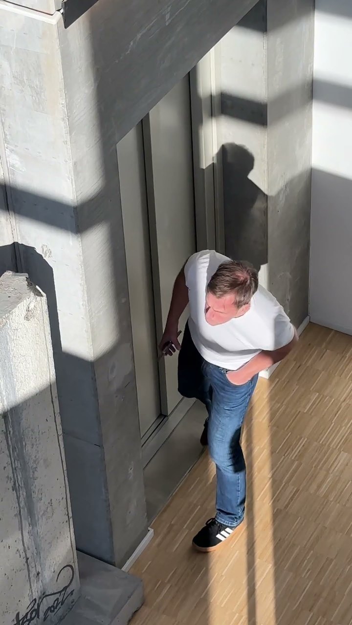Einar sniker seg forbi heisdøren