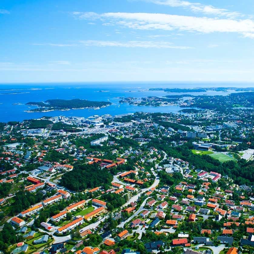 Vågsbygd sett fra lufta, med skjærgården i bakgrunnen