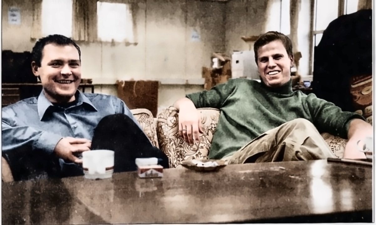 Jahn-Fredrik Reme og Einar over Røinås Bilforretning, november 2000.