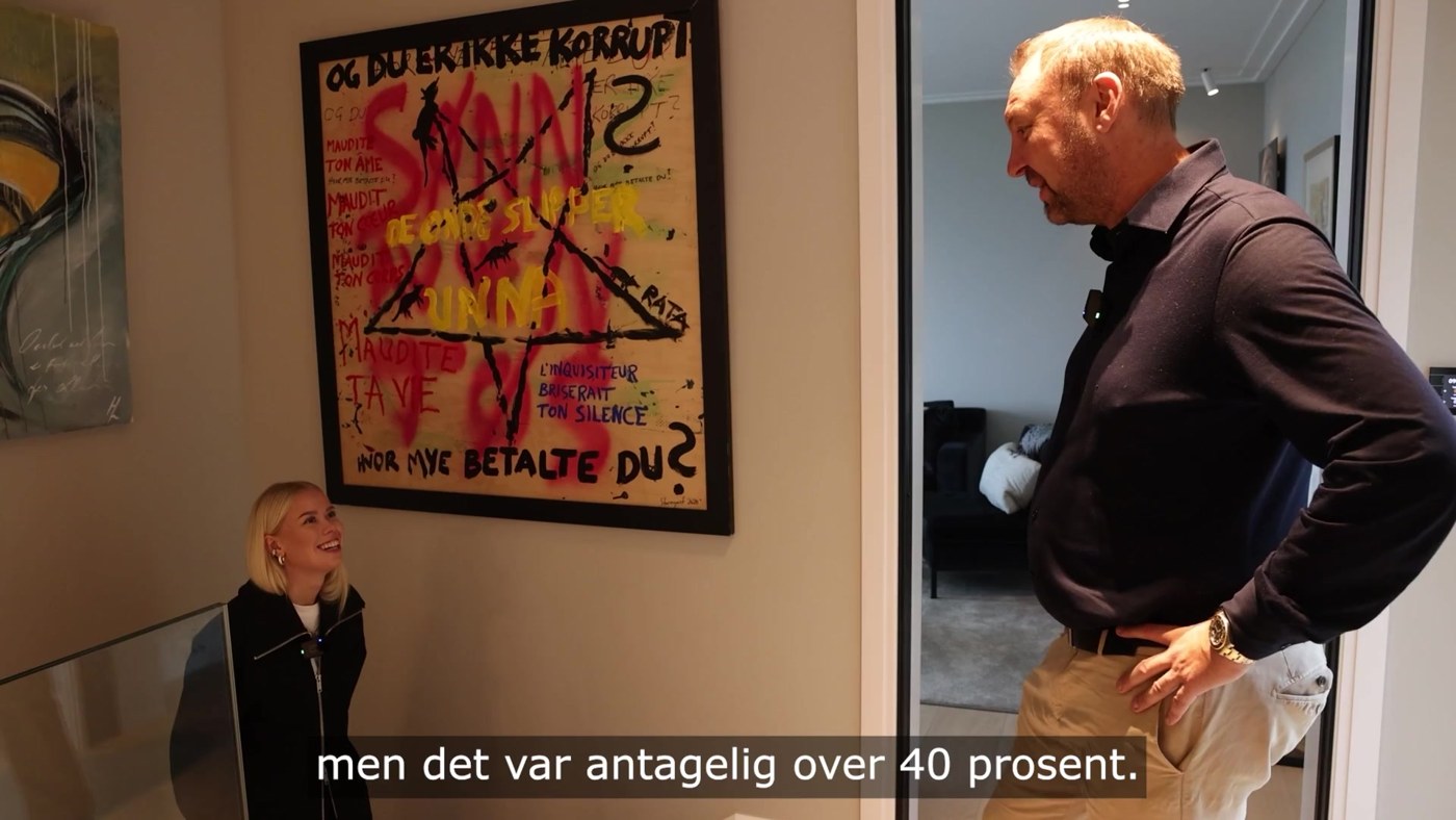 Eirik Furuseth hjemme, med pentagrammet på veggen. Stillbilde fra DNs videoreportasje 9. september 2025.