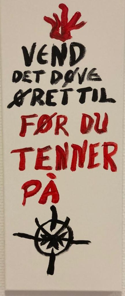 «Vend det døve øret til før du tenner på.» En flamme øverst og et sirkelkors nederst.